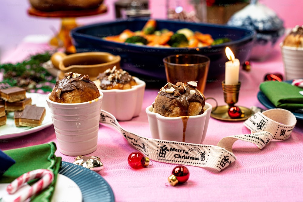 une table garnie d’assiettes et de tasses remplies de desserts
