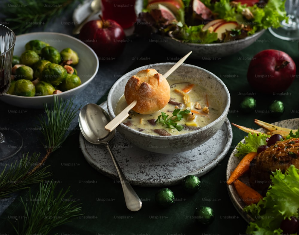 une table garnie de bols de soupe et de légumes
