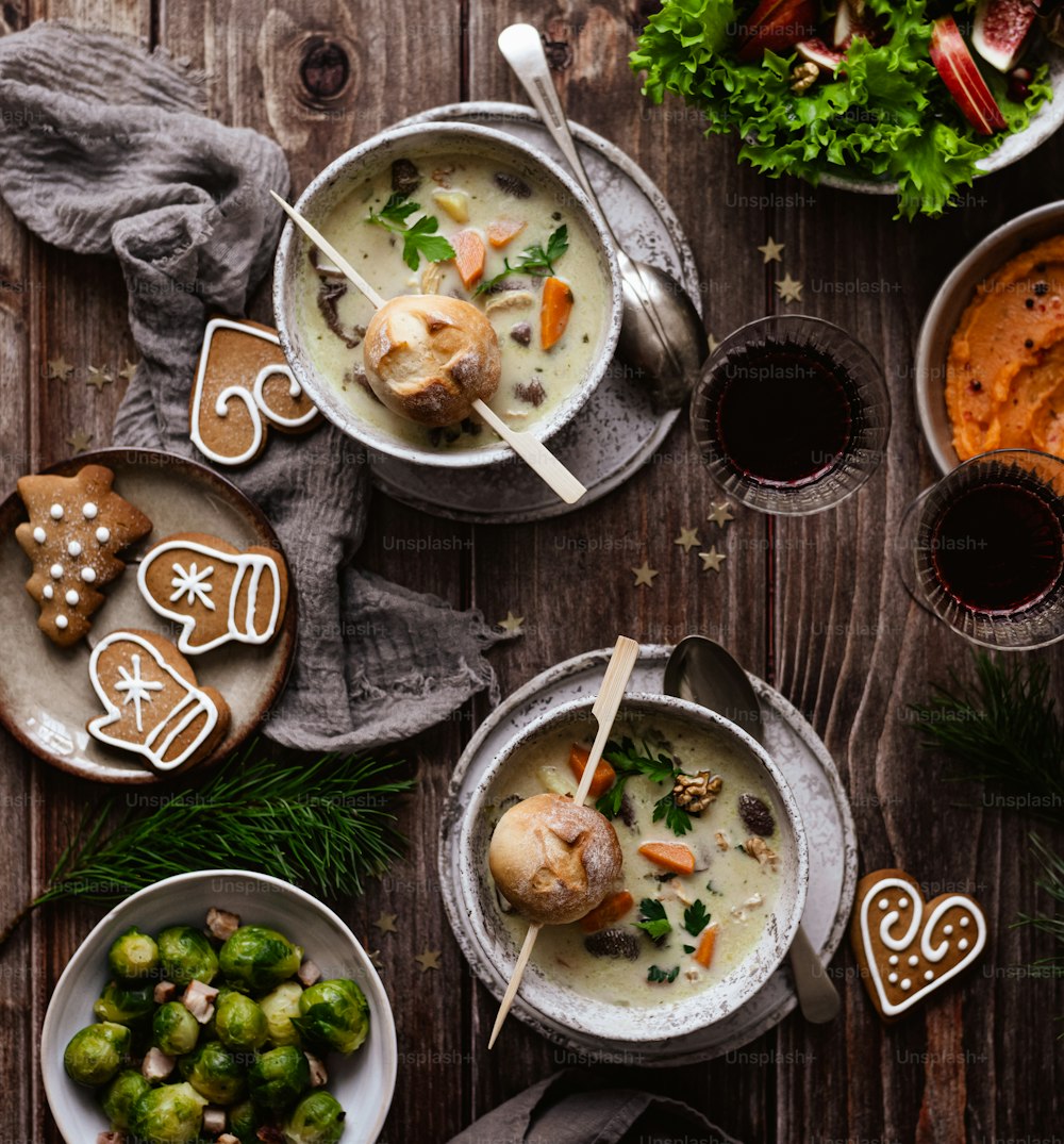 una mesa cubierta con cuencos de sopa y platos de comida