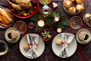 una mesa cubierta con platos y cuencos llenos de comida