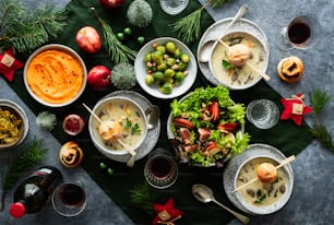 uma mesa coberta com tigelas de sopa e pratos de comida