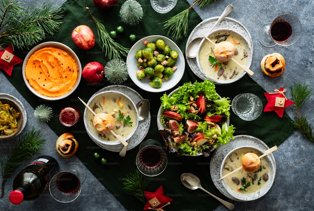 una mesa cubierta con cuencos de sopa y platos de comida