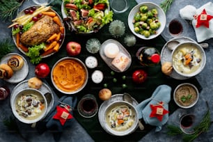 une table garnie de bols de nourriture et d’assiettes de nourriture