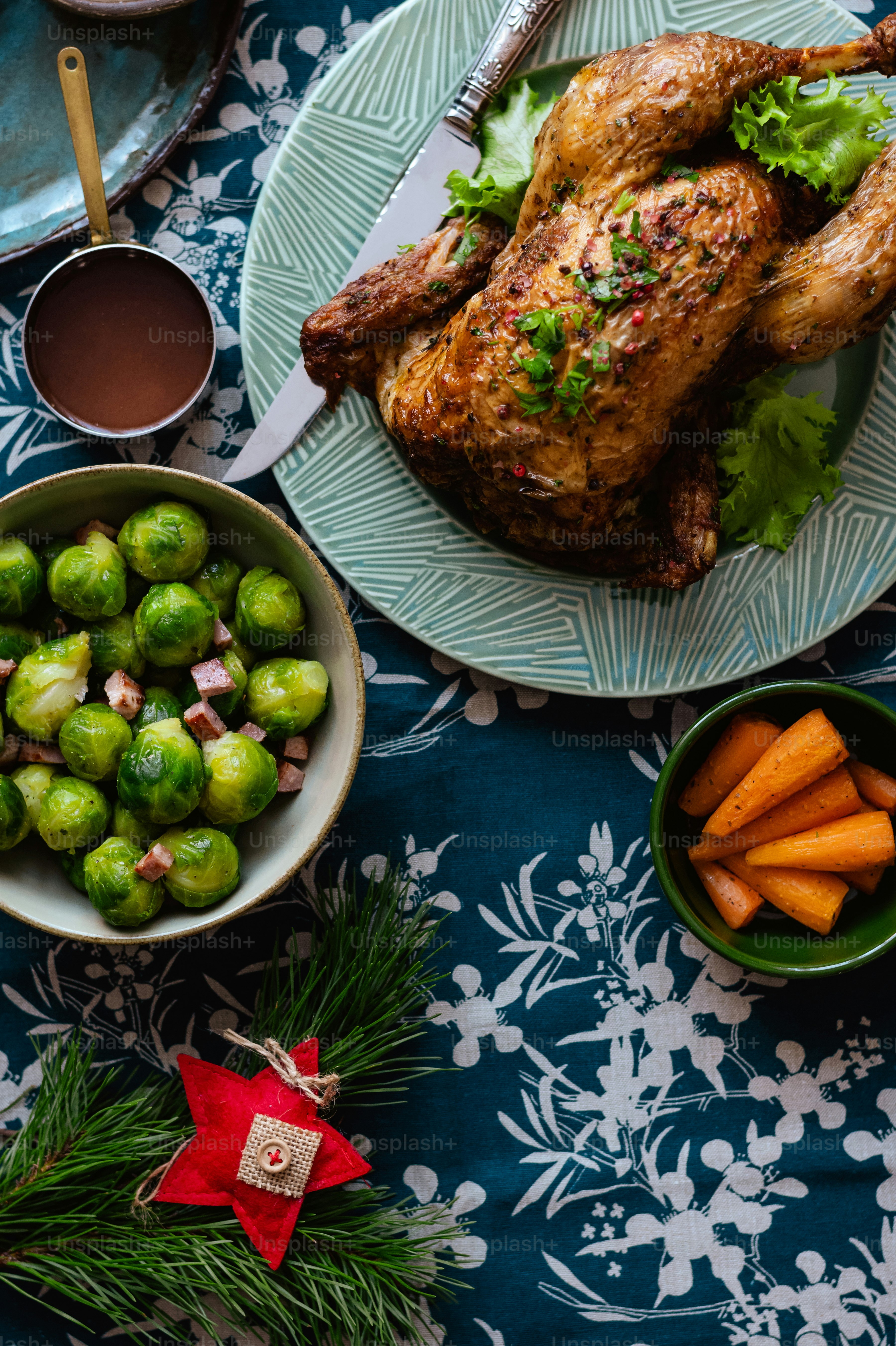 uma mesa coberta com pratos de comida e tigelas de legumes