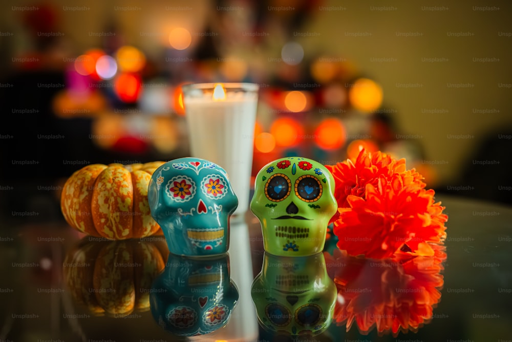ein Tisch mit einer Kerze und einer Totenkopffigur darauf