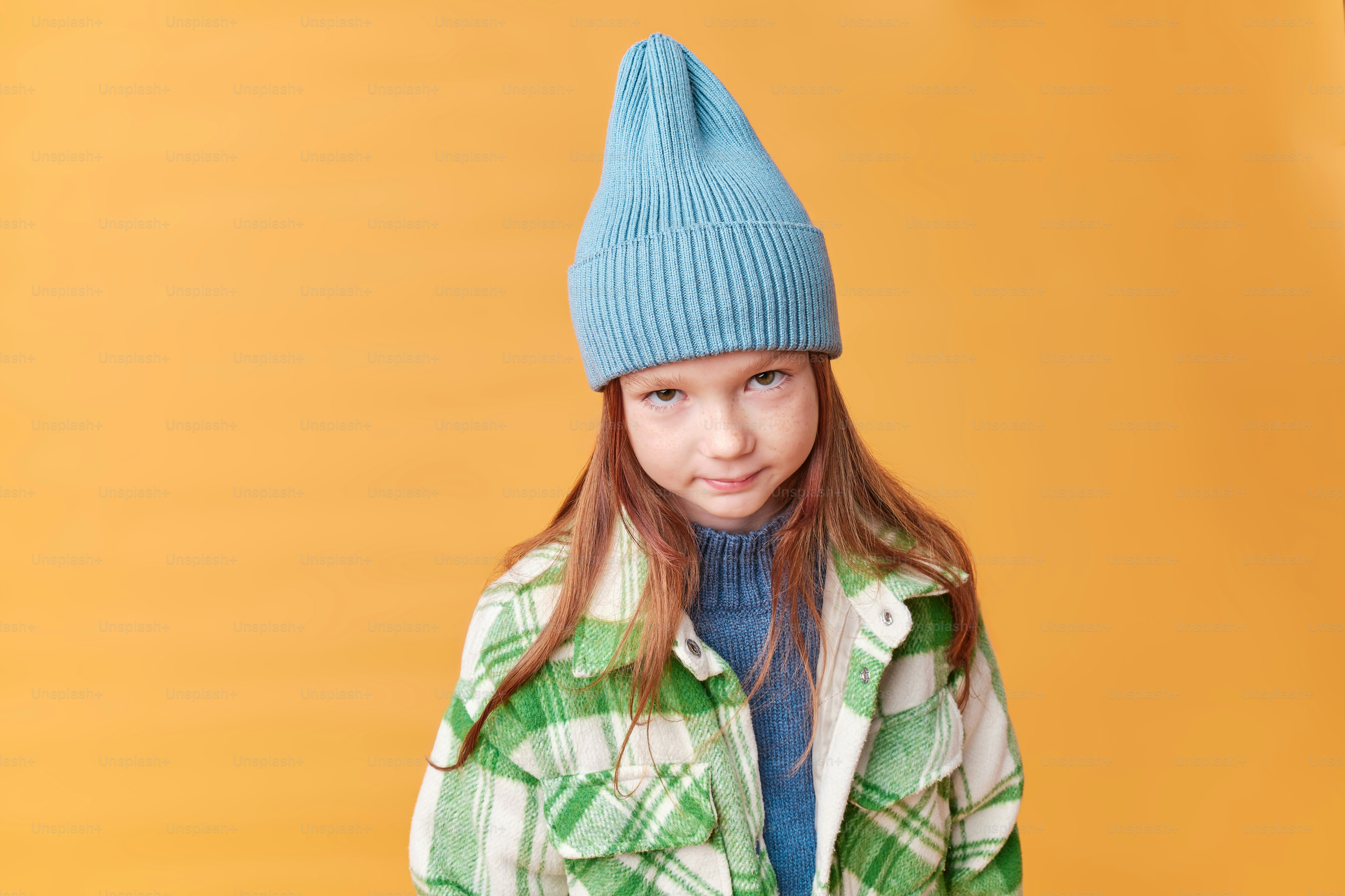 파란 모자와 녹색 재킷을 입은 어린 소녀 사진 – Unsplash의 유행 이미지, image size:3000x2000
