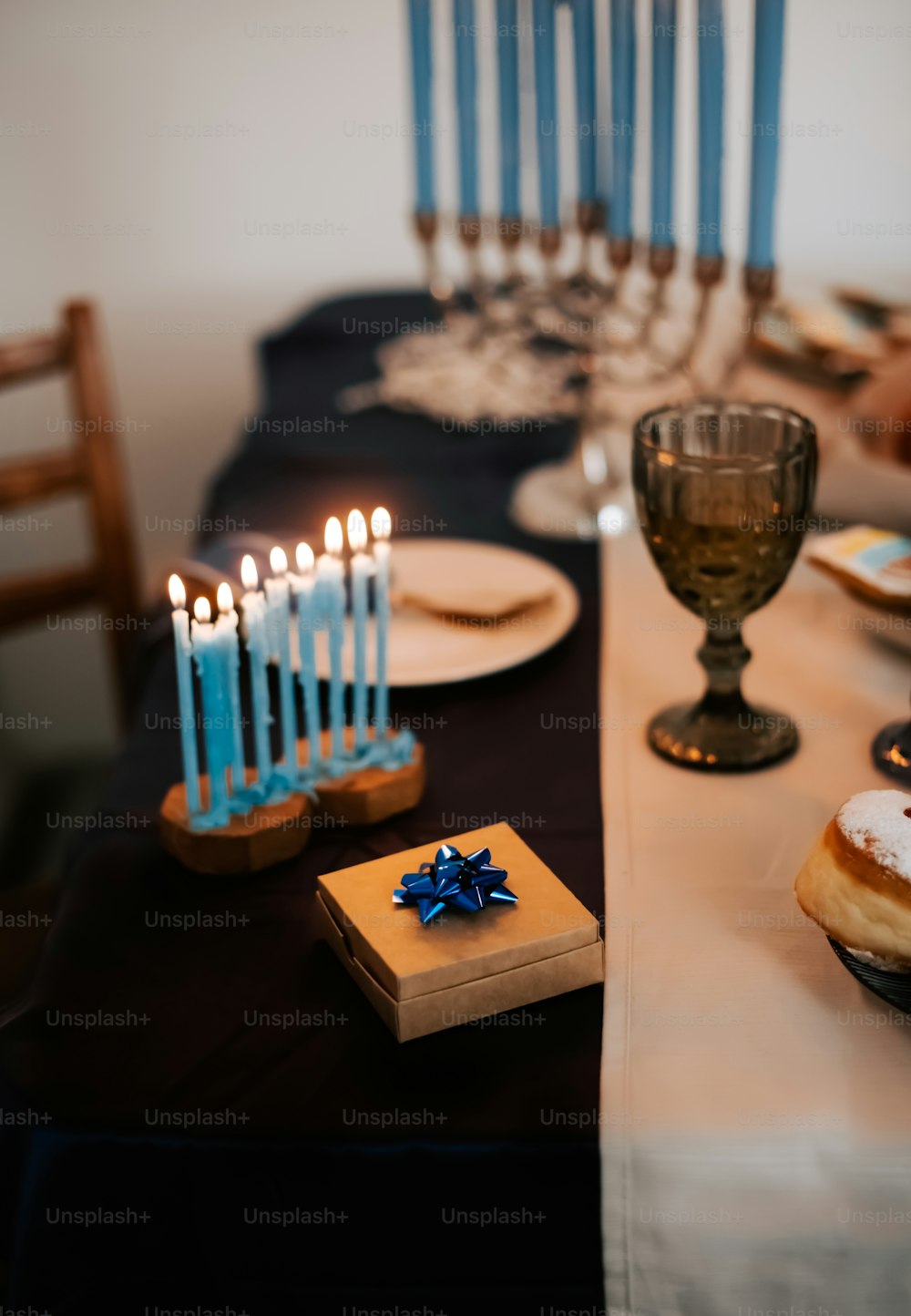 une table garnie de beignets et de bougies allumées