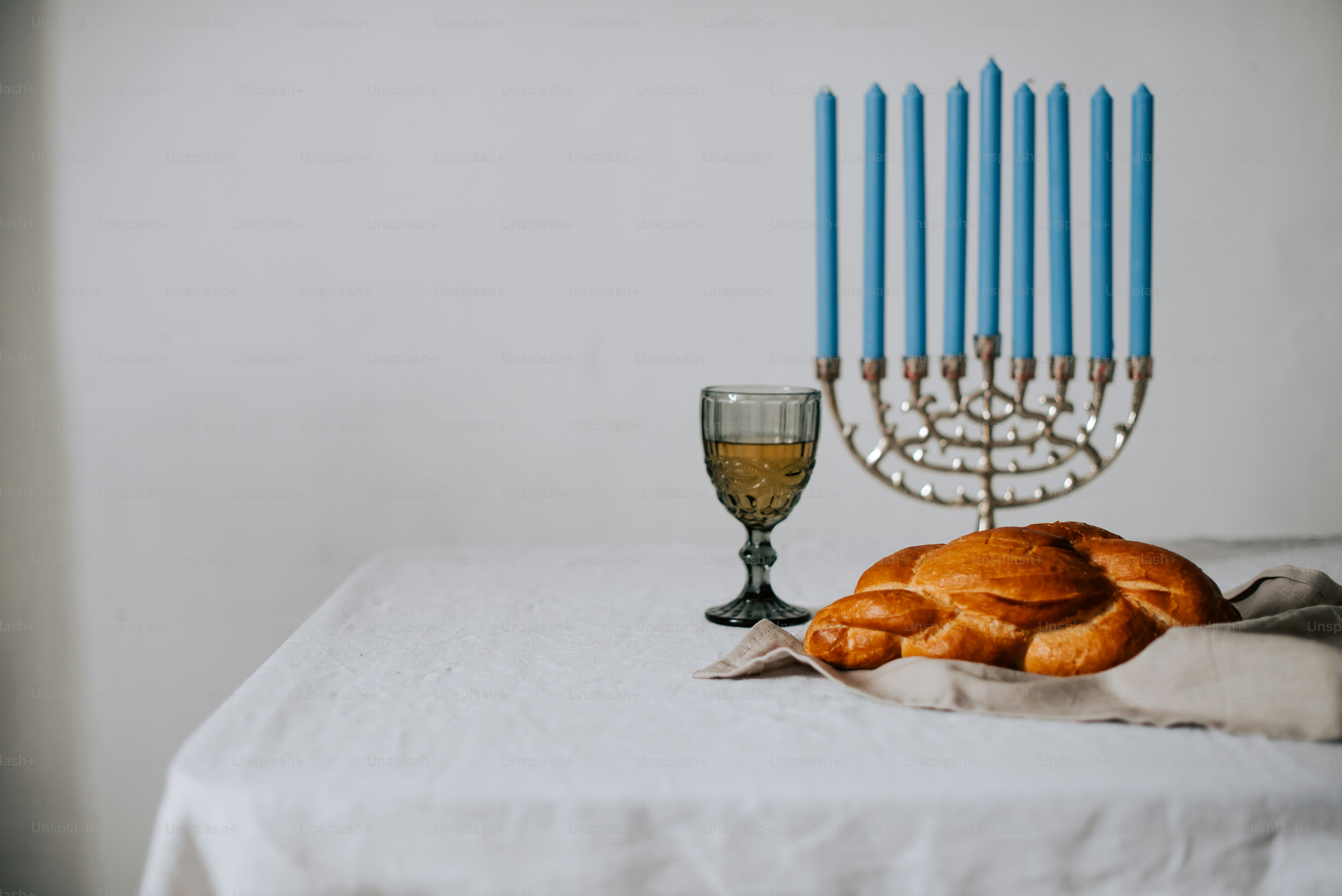 un tavolo sormontato da un cornetto e un bicchiere di vino