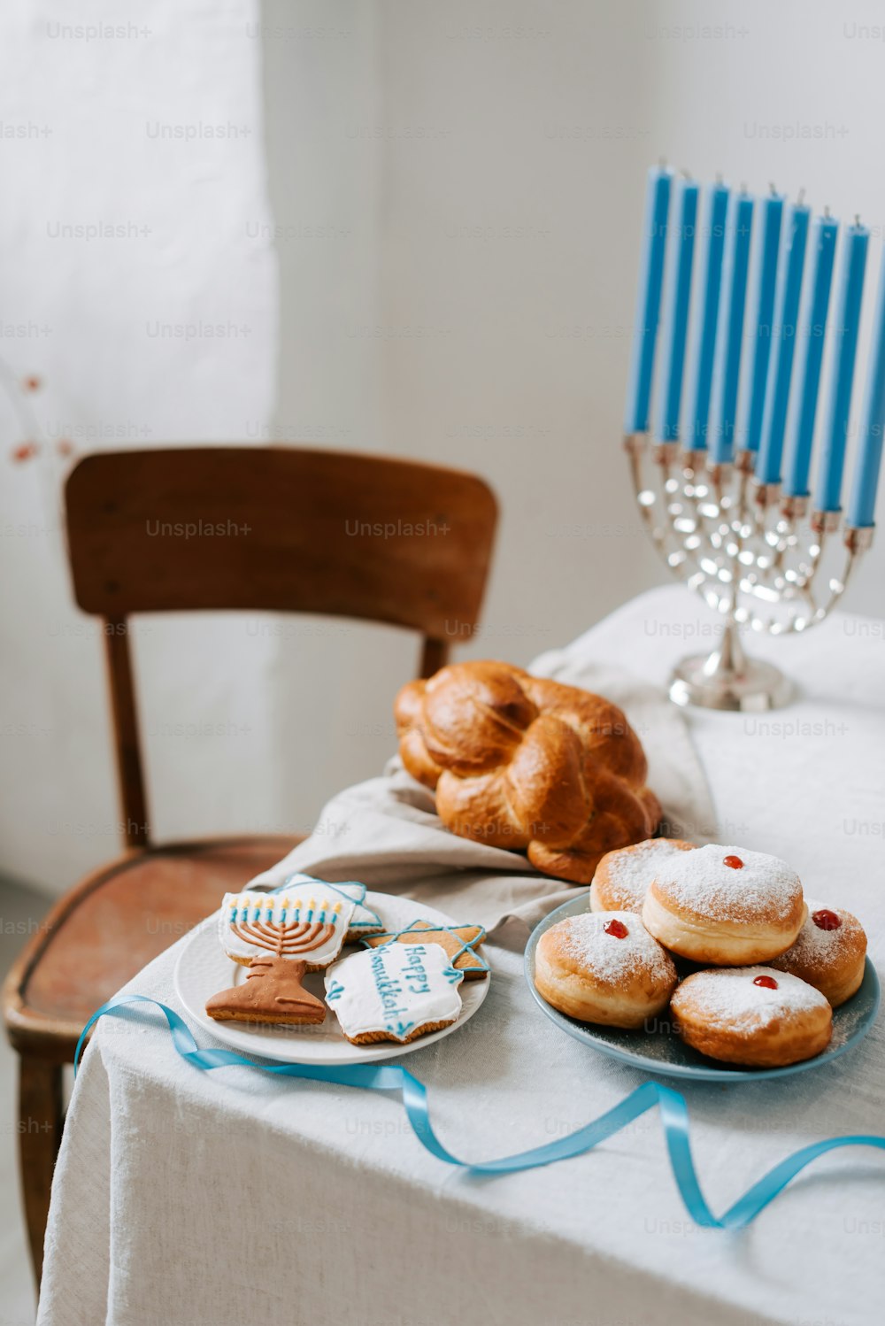 una mesa cubierta con pasteles y un plato de rosquillas