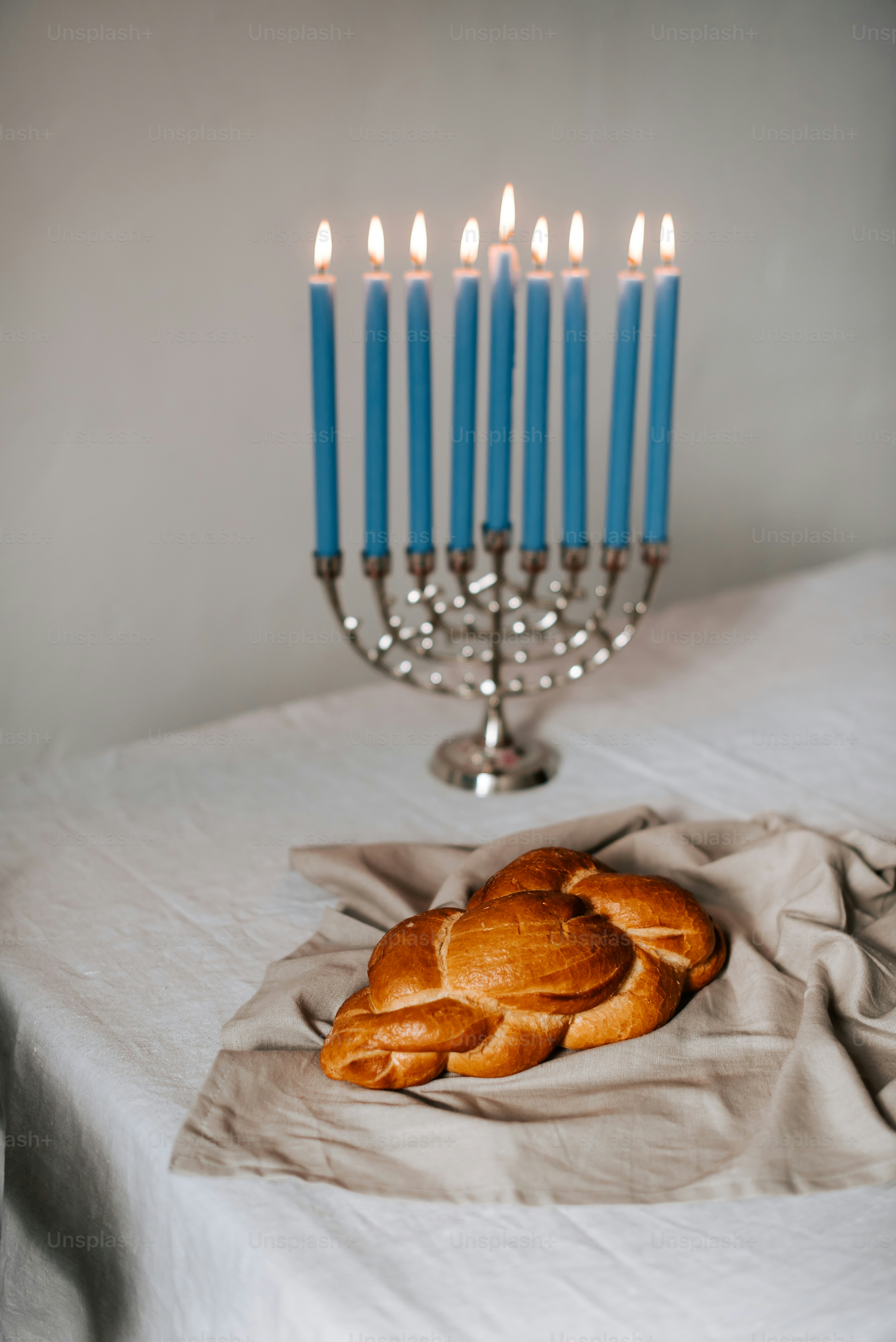ein Tisch mit einem Croissant und einem Kandelaber