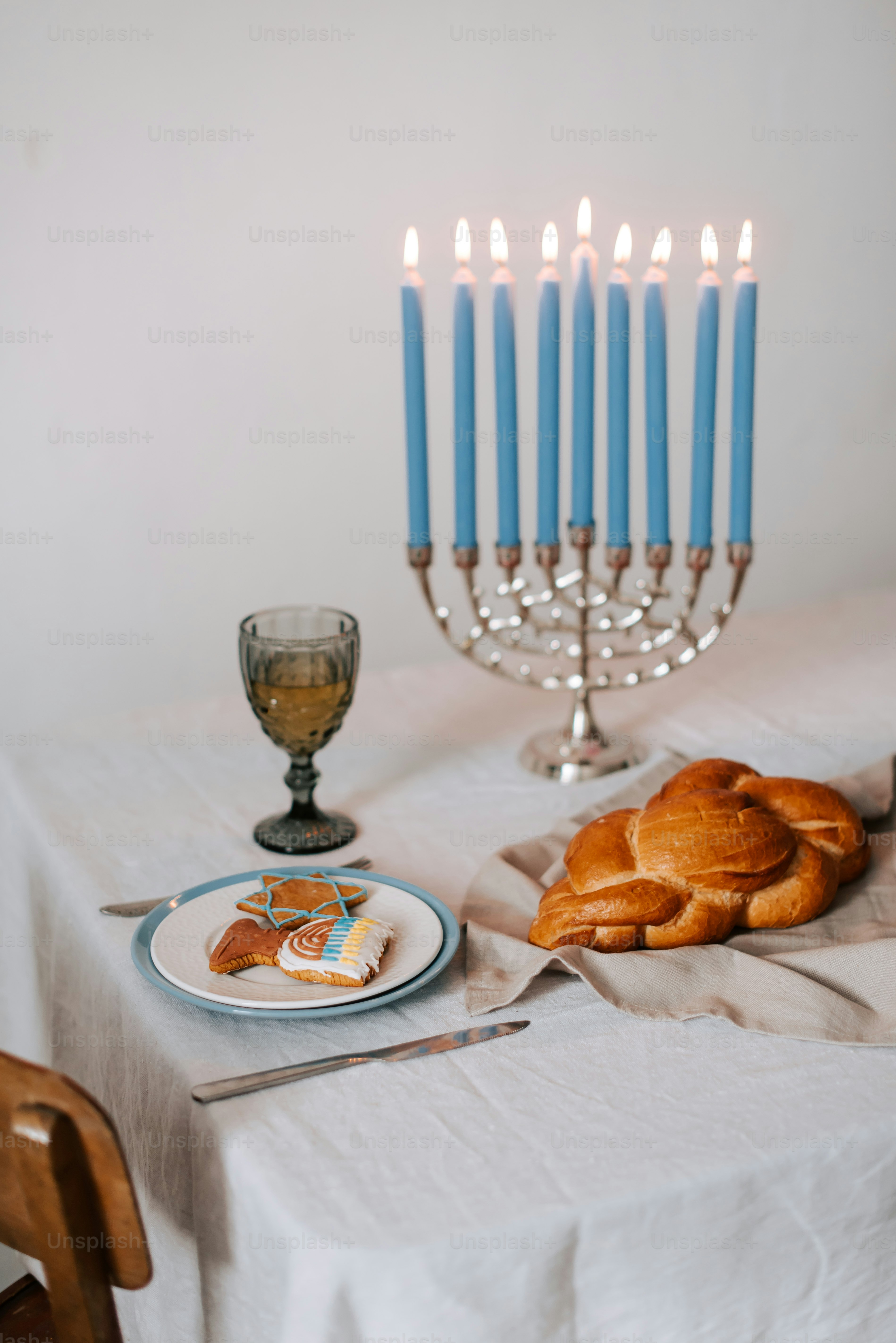 un tavolo sormontato da un cornetto e un piatto di cibo