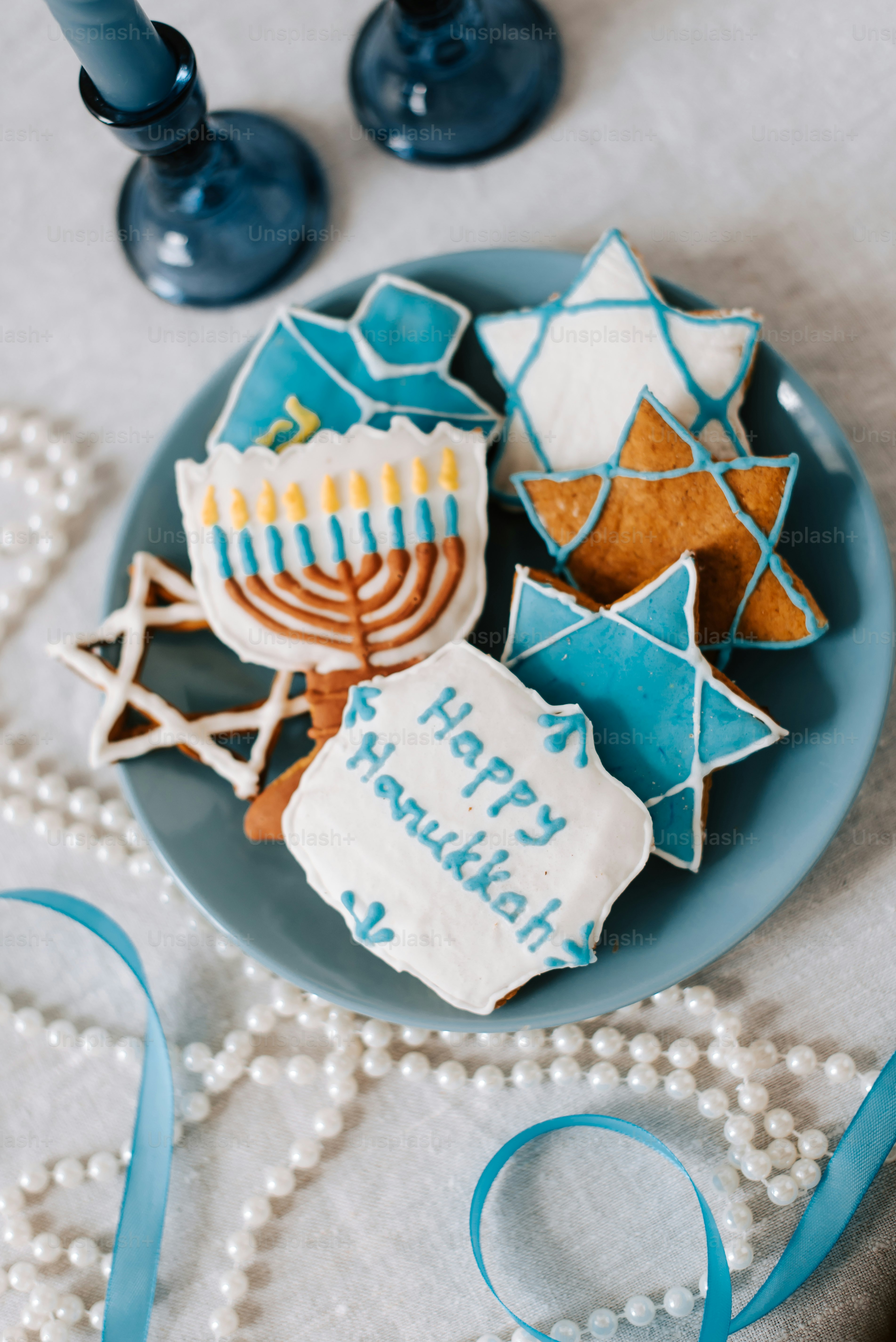 un piatto di biscotti decorati su un tavolo