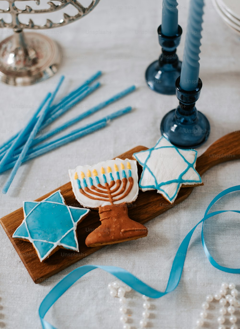 Une menorah de Hanoukka sur une table avec des bougies