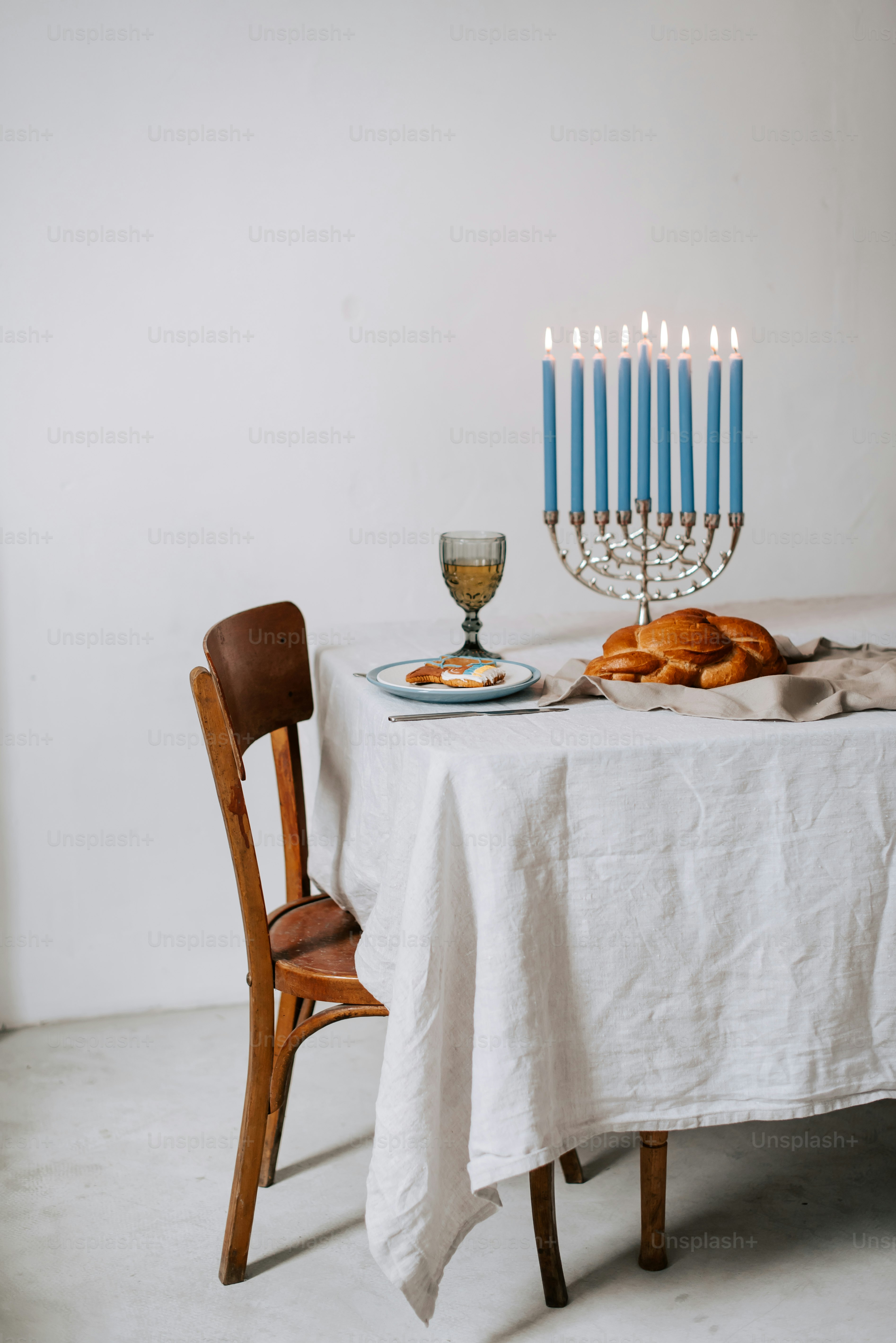 un tavolo sormontato da una tovaglia bianca coperta di cibo