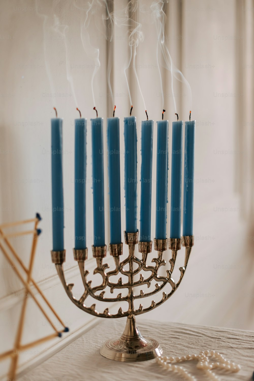 une menorah allumée avec des bougies bleues sur une table