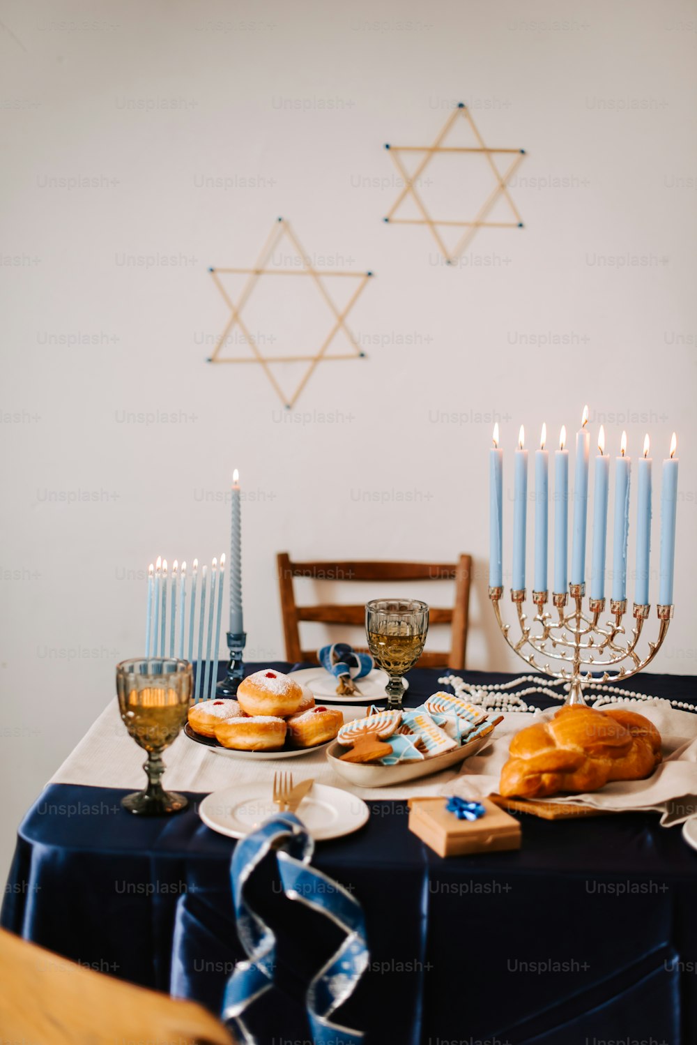 una mesa cubierta con rosquillas y velas