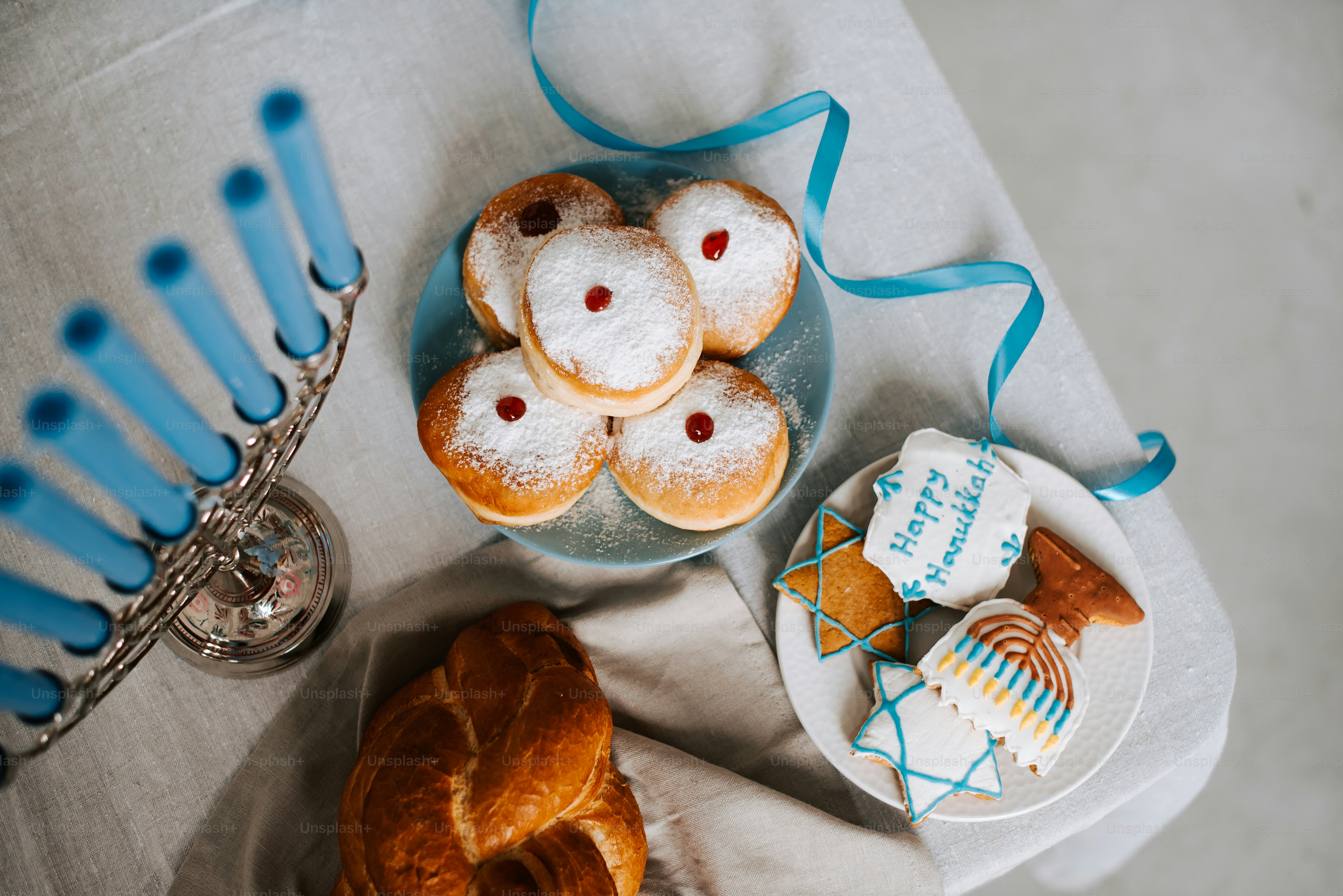 un tavolo imbandito con pasticcini e una ciotola di biscotti