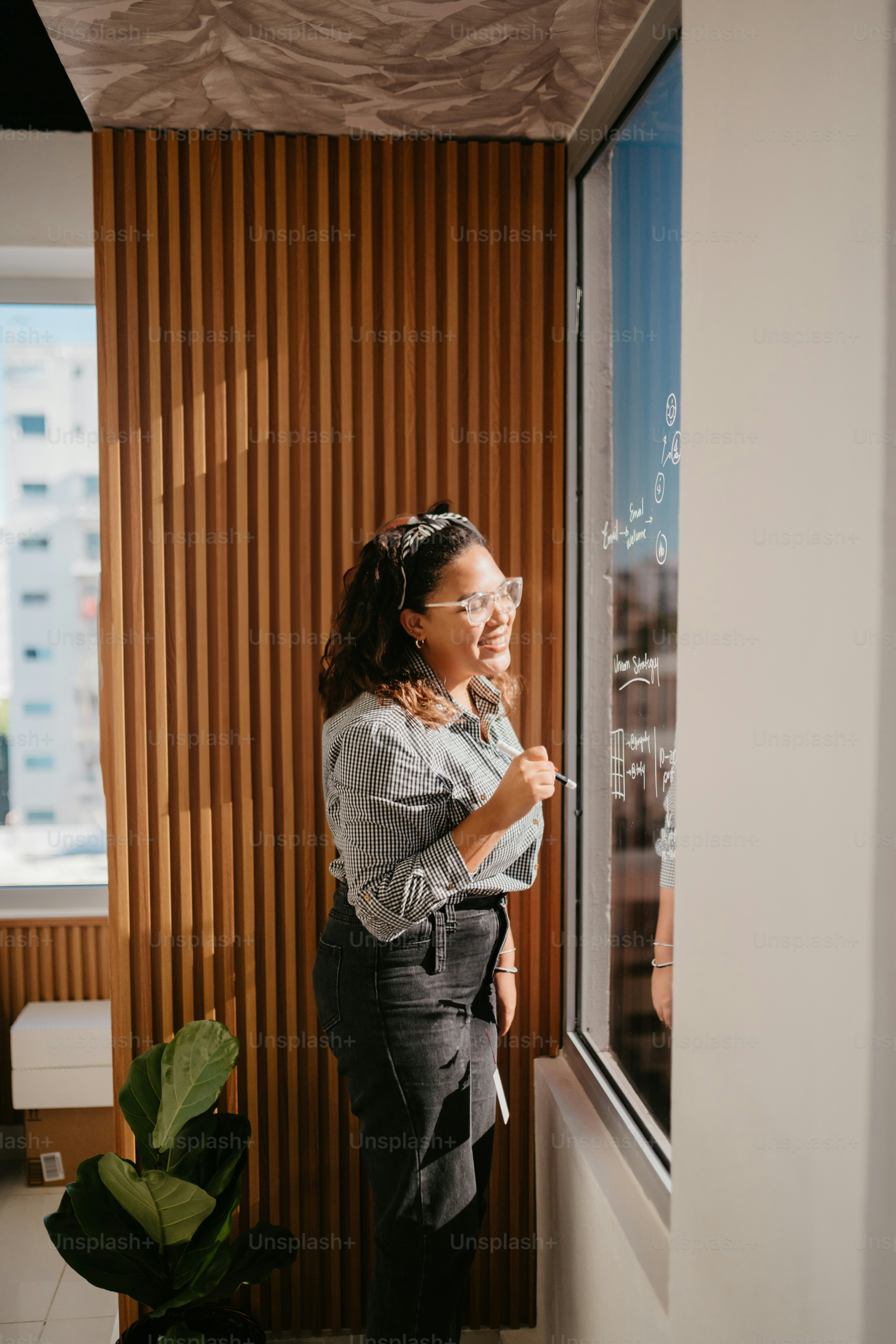 eine Frau steht vor einem Fenster