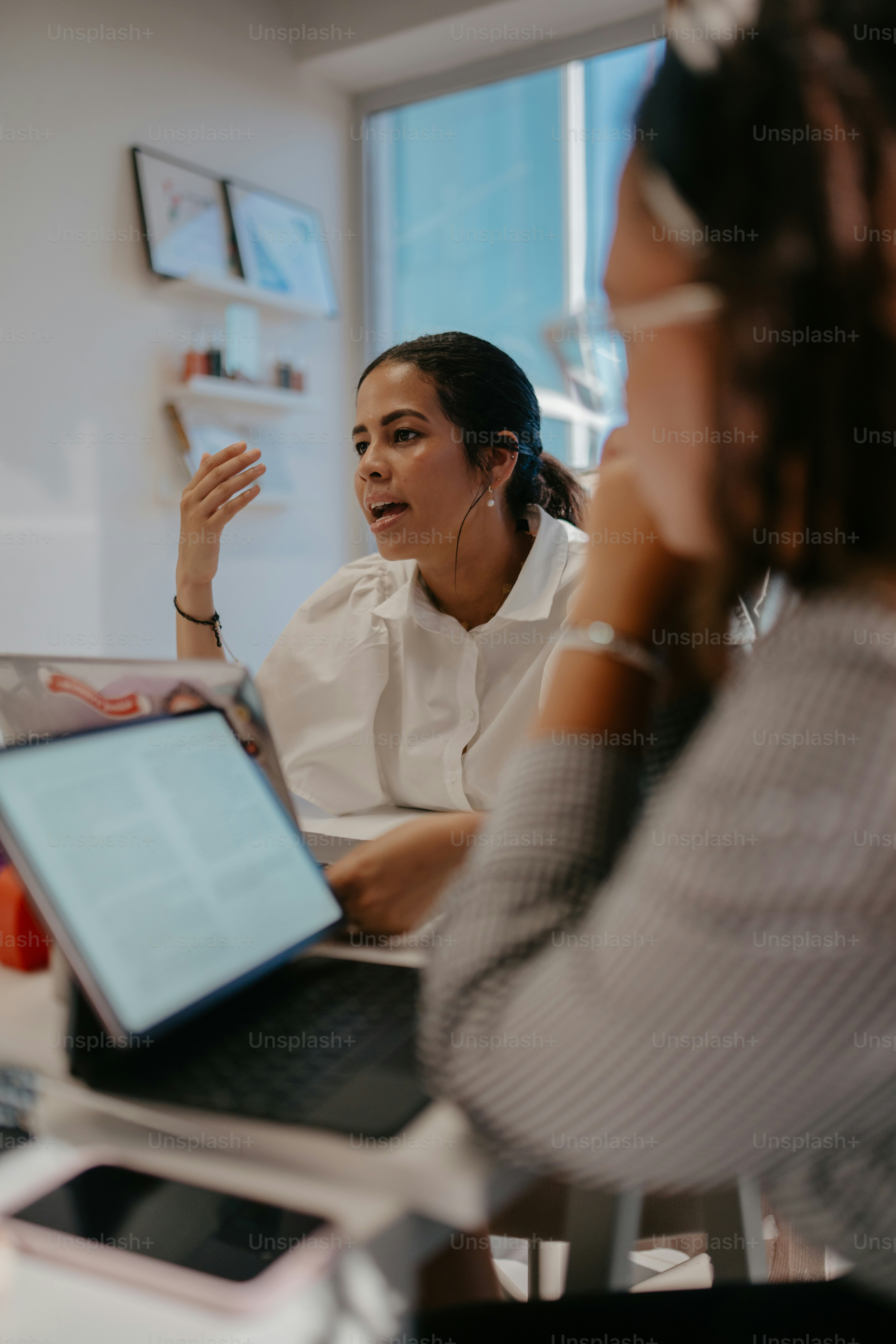 eine Frau sitzt vor einem Laptop