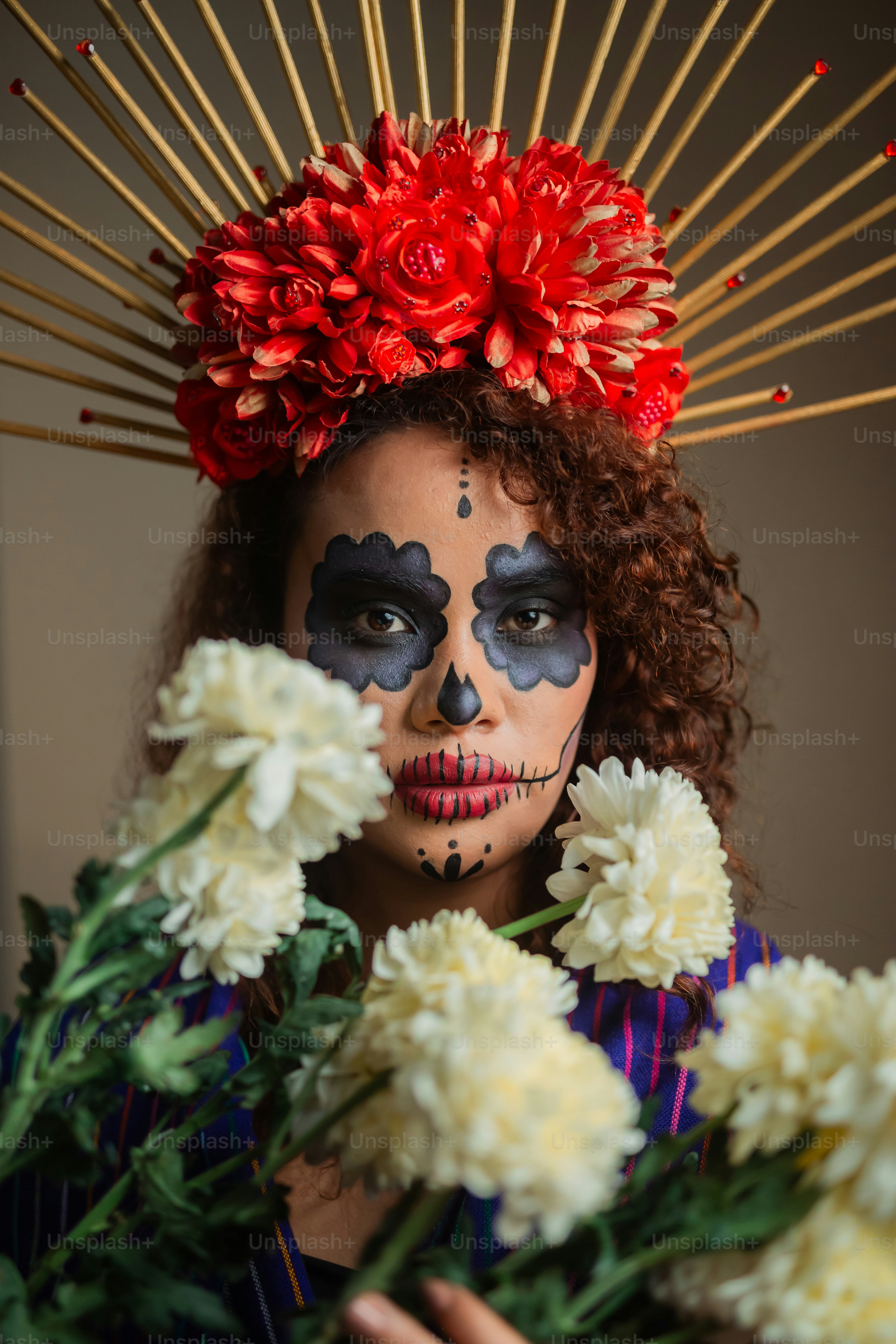 Uma mulher com uma pintura do rosto do esqueleto segurando flores foto –  Imagem sobre Retrato na Unsplash, image size:3000x4500