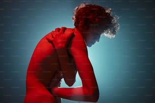 una mujer desnuda con el pelo rojo y sin camisa