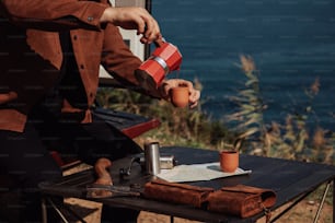 una persona seduta a un tavolo con una tazza di caffè