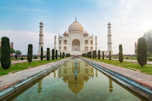 Vista frontal del Taj Mahal reflejada en la piscina de reflexión, un mausoleo de mármol blanco marfil en la orilla sur del río Yamuna en Agra, Uttar Pradesh, India. Una de las siete maravillas del mundo.