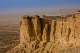 Une falaise rocheuse à couper le souffle à environ 120 km de Riyad