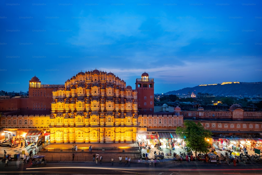 저녁에 Hawa Mahal, 자이푸르, 라자스탄, 인도. 유네스코 세계 문화 유산. 아름 다운 창 건축 요소입니다.