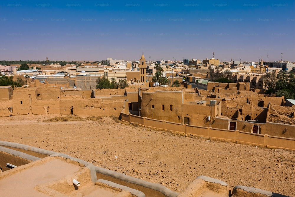 Os subúrbios parcialmente restaurados do Castelo Munikh em Al Majmaah