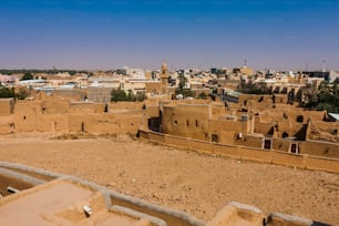 Al Majmaah에 있는 Munikh Castle의 부분적으로 복원된 교외