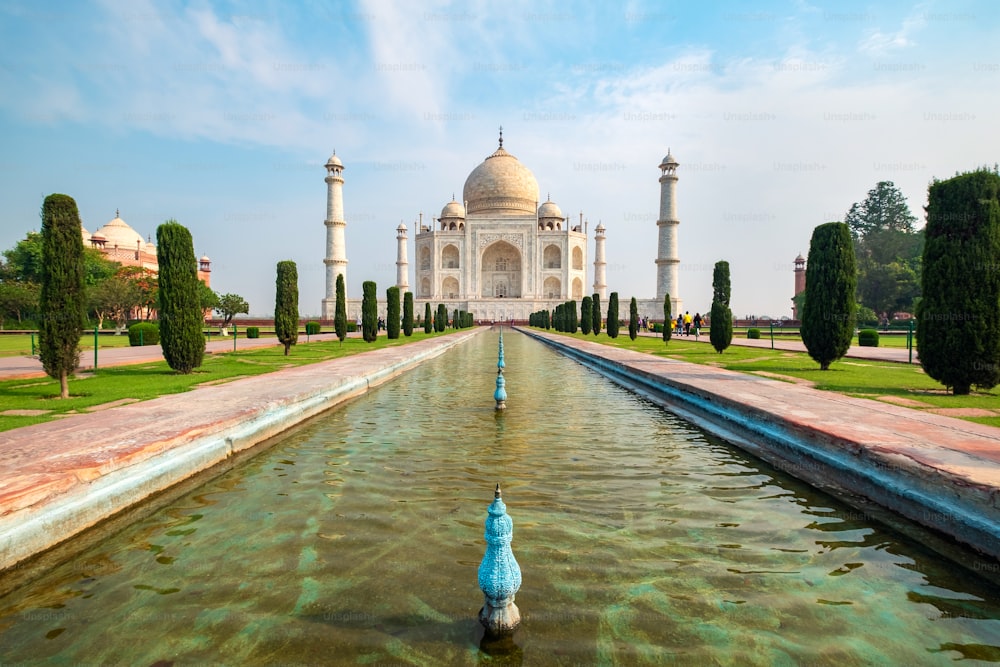 Taj Mahal Vorderansicht spiegelt sich auf dem Reflexionsbecken, einem Mausoleum aus elfenbeinweißem Marmor am Südufer des Yamuna-Flusses in Agra, Uttar Pradesh, Indien. Eines der sieben Weltwunder.