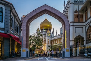 vista della strada di singapore con Masjid Sultan