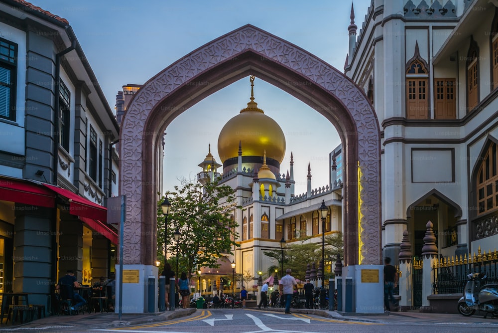 vista della strada di singapore con Masjid Sultan