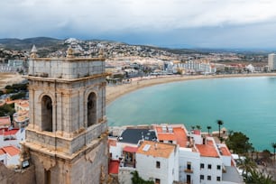 Luftaufnahme der befestigten Stadt und des Hafens von Peniscola (Peñíscola) an der Costa del Azahar in Castellón an einem regnerischen Tag, Autonome Gemeinschaft Valencia in Spanien.