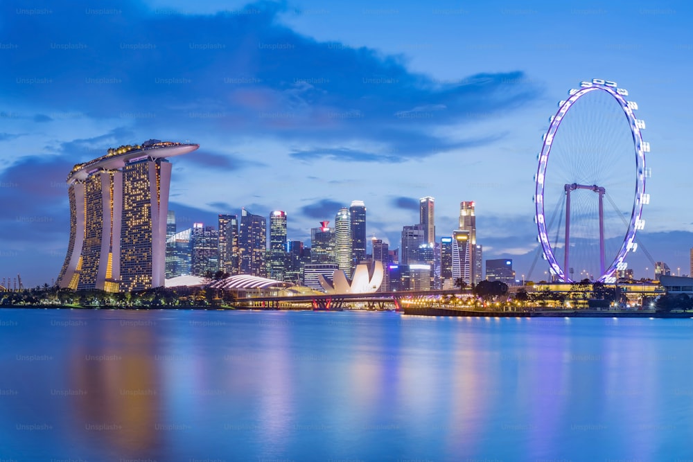 Belle Marina Bay et quartier financier au crépuscule, Singapour.