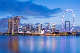 Bella baia di Marina e quartiere finanziario al crepuscolo, Singapore.