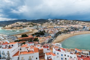 Vue aérienne de la ville fortifiée et du port de Peniscola (Peñíscola) sur la Costa del Azahar à Castellón un jour de pluie, Communauté valencienne en Espagne.