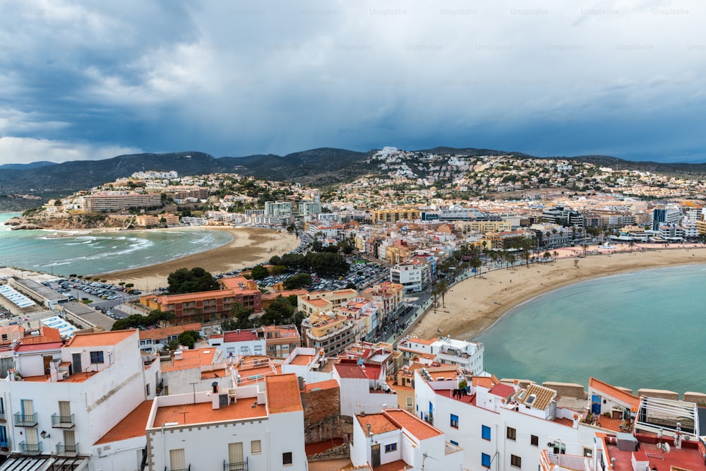 Vista aérea de la ciudad fortificada y puerto de Peñíscola (Peñíscola) en la Costa del Azahar en Castellón en un día lluvioso, Comunidad Valenciana en España.