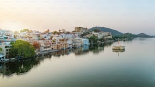 La ciudad de Udaipur en el lago Pichola por la mañana, Rajasthan, India. Vista del palacio de la ciudad reflejado en el lago.