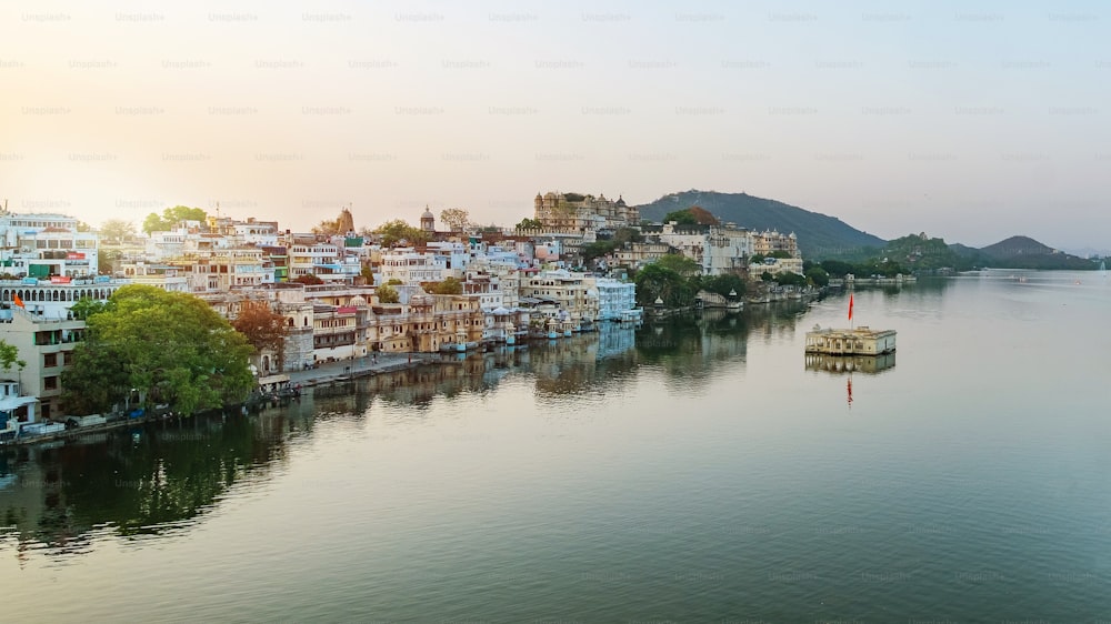 Udaipur Stadt am Lake Pichola am Morgen, Rajasthan, Indien. Blick auf den Stadtpalast, der sich auf dem See spiegelt.