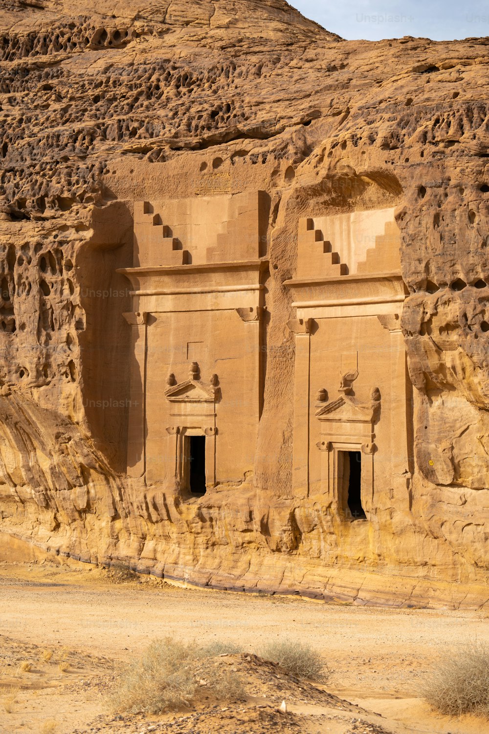 Mada'in Saleh, auch bekannt als Al-Ḥijr oder "Hegra", ist eine archäologische Stätte in der Gegend von Al-'Ula in der Region Al Madinah im Hedschas im Westen Saudi-Arabiens. Ein Großteil der verbliebenen Gräber stammt aus dem Nabatäerreich. Die Stätte ist nach der Hauptstadt Petra die südlichste und größte Siedlung des Königreichs.