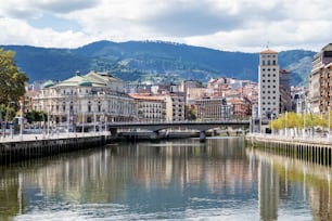 Das Stadtbild von Bilbao, Spanien. Der Fluss Nervion durchquert die Innenstadt von Bilbao und beherbergt an seinen Rändern die traditionellen und modernen Gebäude der Stadt.