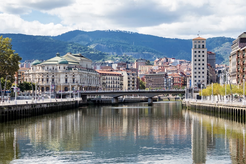 El paisaje urbano de Bilbao, España. La ría del Nervión atraviesa el centro de Bilbao, albergando en sus márgenes los edificios tradicionales y modernos de la ciudad.
