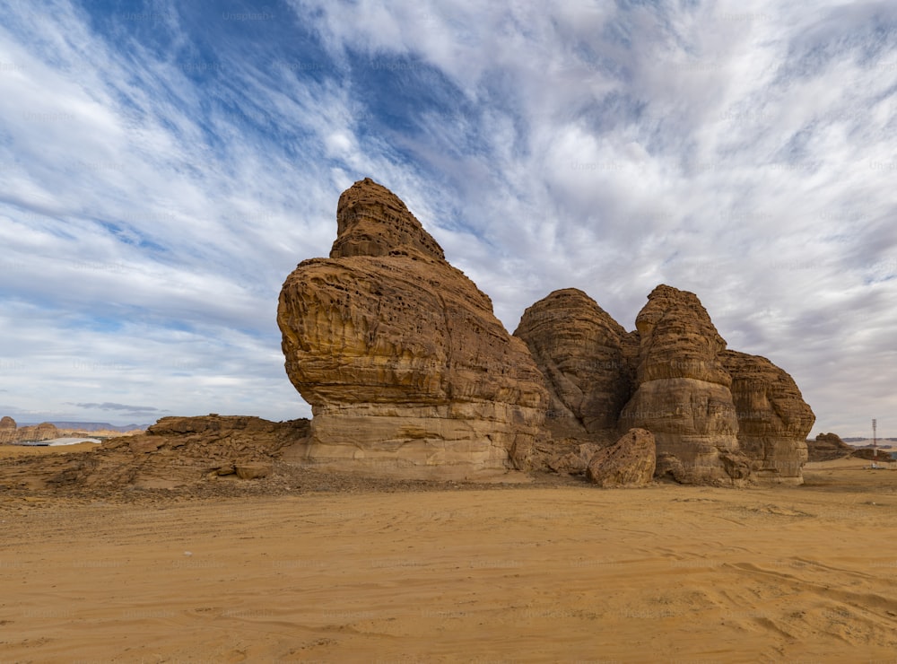 사우디 아라비아 서부의 알 메디나 (Al Madinah) 지역에서 자연적으로 형성된 사암과 석회암 지층.