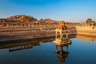 Temple et réservoir d’eau à Hampi, le centre de l’empire hindou Vijayanagara dans l’État du Karnataka en Inde