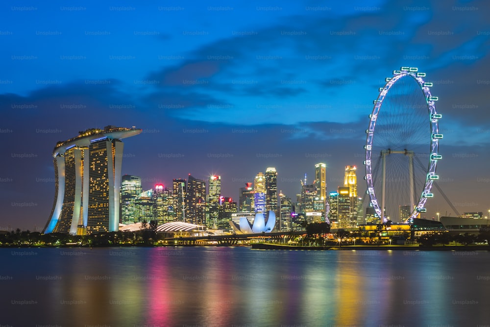 Skyline de Singapura em Marina Bay e jardins