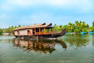 Une péniche naviguant dans les backwaters d’Alappuzha dans l’état du Kerala en Inde