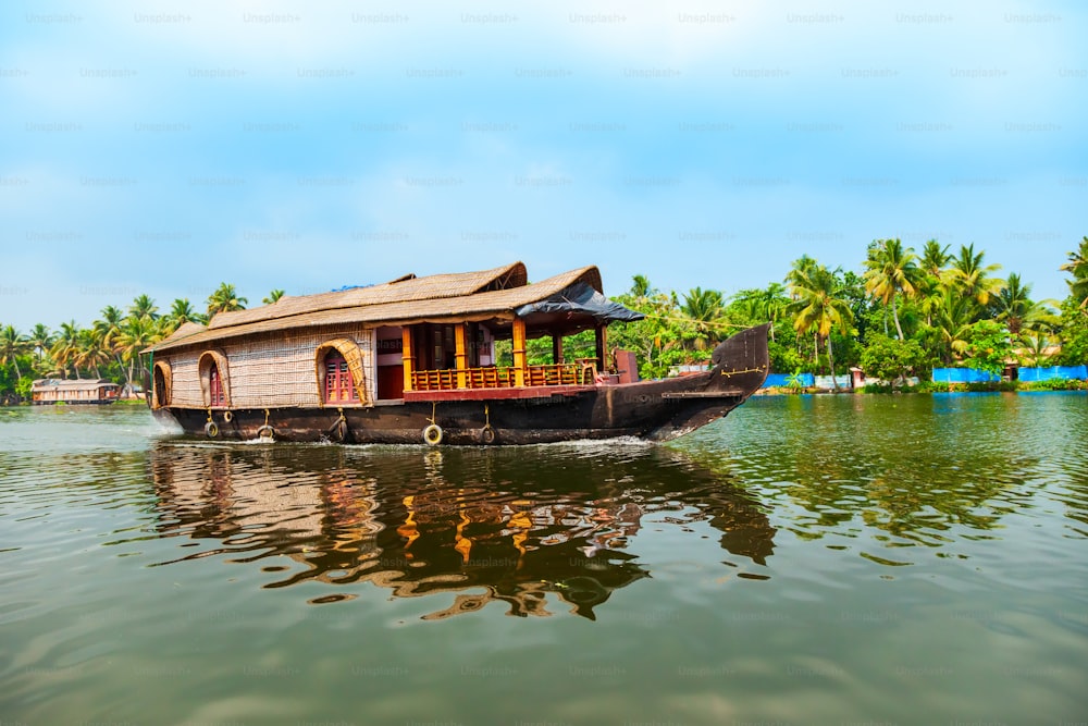 Ein Hausboot, das in den Backwaters von Alappuzha im indischen Bundesstaat Kerala segelt