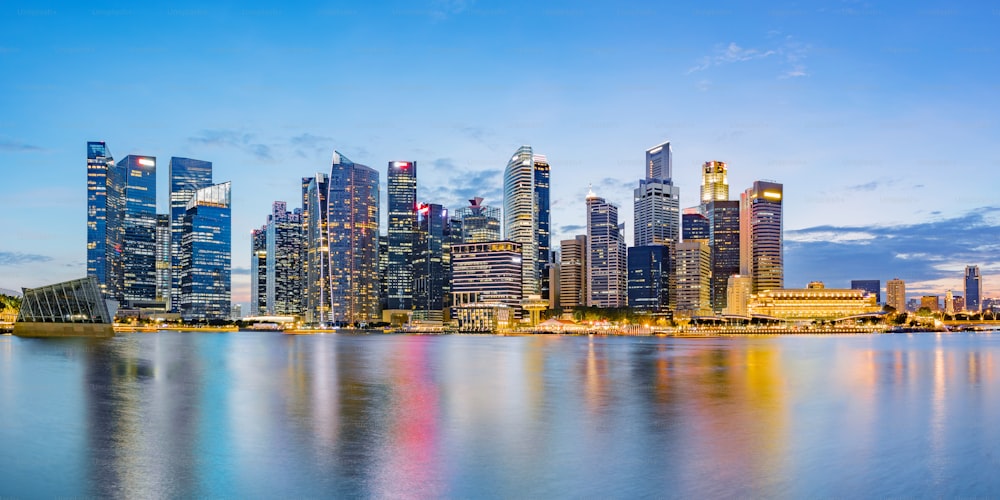 夕暮れ時のマリーナベイのシンガポール金融街のスカイライン、シンガポール市、東南アジア。